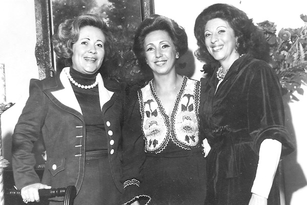 Colega Higininho manda esta foto, que publicamos com prazer, até como homenagem às conhecidas e queridas senhoras. O encontro registrado pelo fotógrafo Lazinho aconteceu no ano de 1975, quando as duas cronistas sociais estavam em plena atividade. Da esque